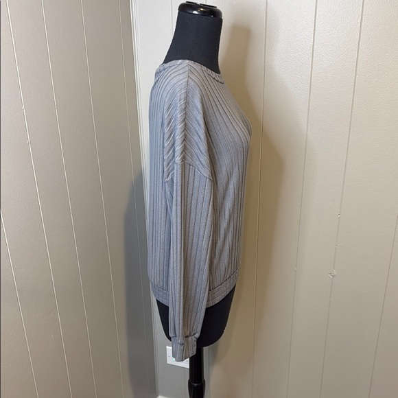 Secret Treasures Women’s Medium Gray Ribbed Crew Neck Sweater - Picture 3 of 6